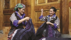 Người Mông bền bỉ bảo tồn trang phục truyền thống