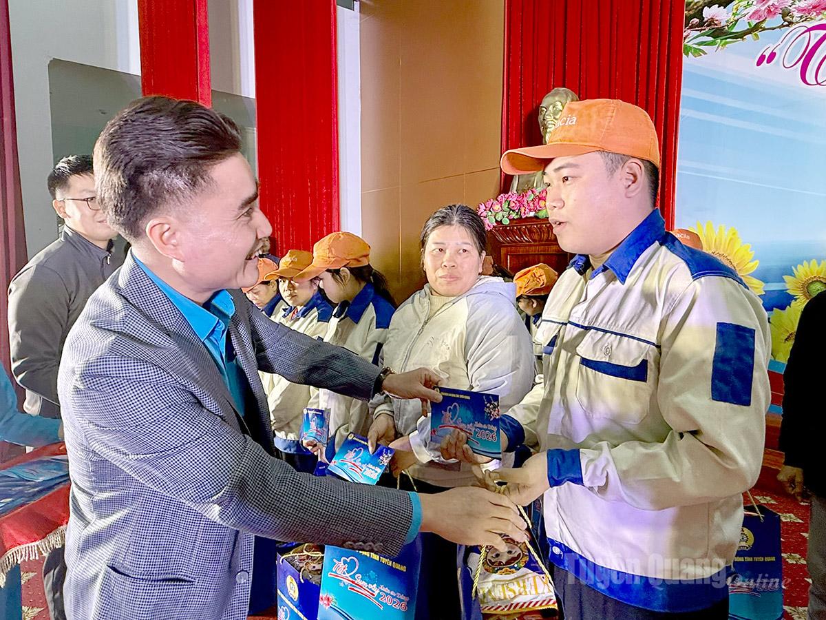 Tuyên Quang: Trao 200 suất quà Tết cho người lao động khó khăn ở Yên Sơn