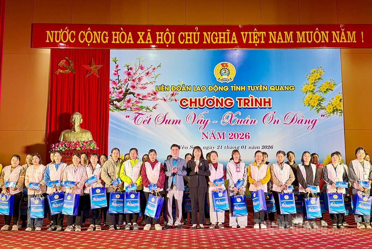 Tuyên Quang: Trao 200 suất quà Tết cho người lao động khó khăn ở Yên Sơn