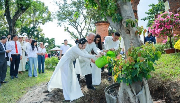 Khánh Hòa: 19 cặp đôi tham gia trồng “Cây hạnh phúc” tại di tích quốc gia đặc biệt Tháp Bà Pô Nagar