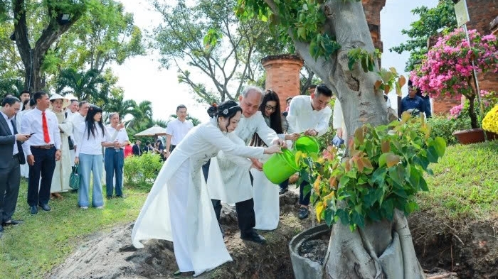 Khánh Hòa: 19 cặp đôi tham gia trồng “Cây hạnh phúc” tại di tích quốc gia đặc biệt Tháp Bà Pô Nagar