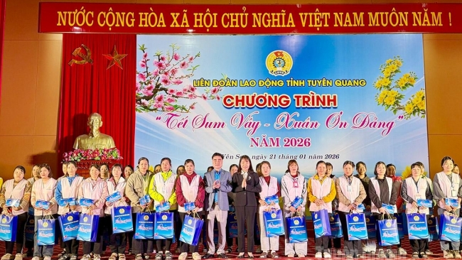 Tuyên Quang: Trao 200 suất quà Tết cho người lao động khó khăn ở Yên Sơn