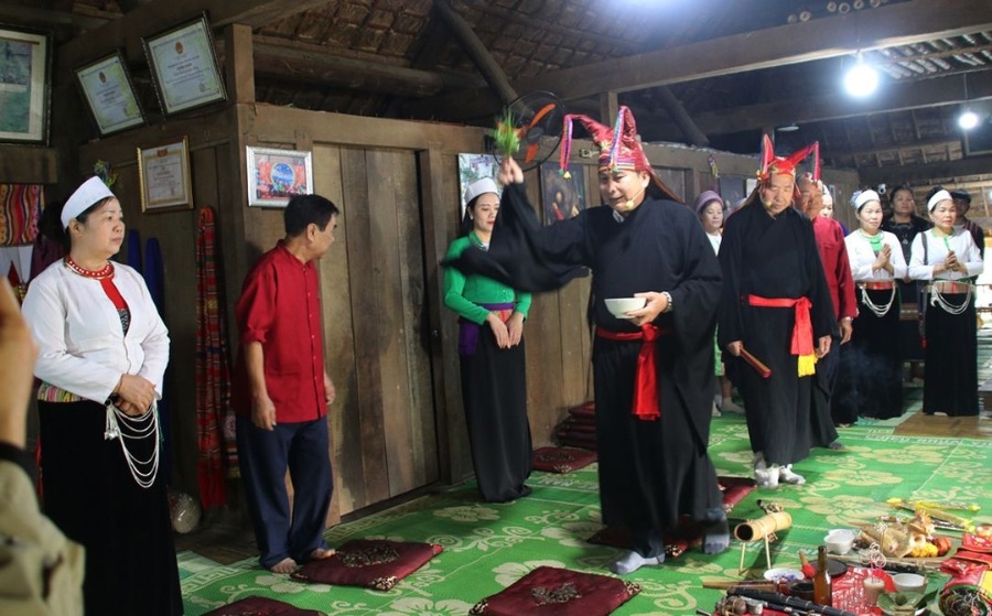 Cúng vía bếp - Nghi lễ quan trọng của người Mường Cúng vía bếp - Nghi lễ quan trọng của người Mường