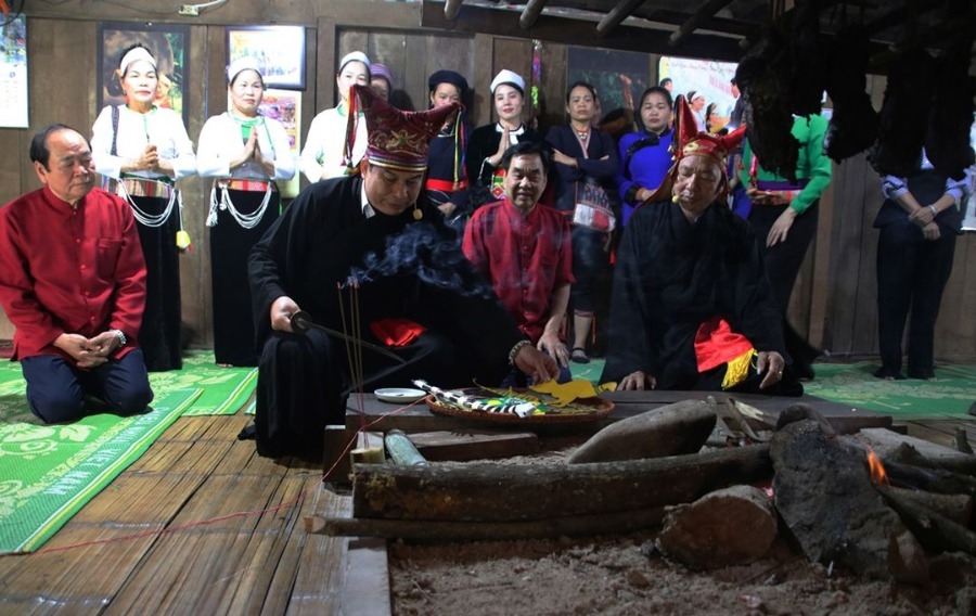 Cúng vía bếp - Nghi lễ quan trọng của người Mường Cúng vía bếp - Nghi lễ quan trọng của người Mường