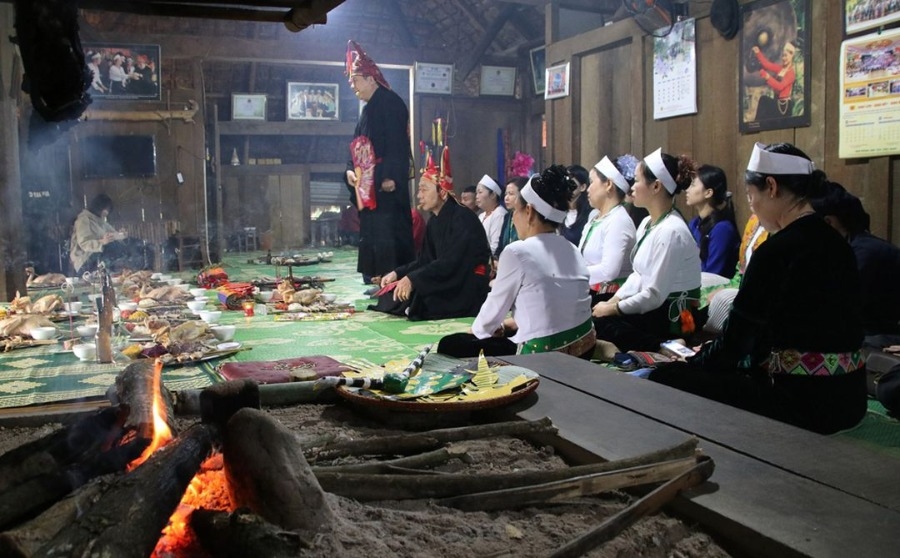 Cúng vía bếp - Nghi lễ quan trọng của người Mường Cúng vía bếp - Nghi lễ quan trọng của người Mường