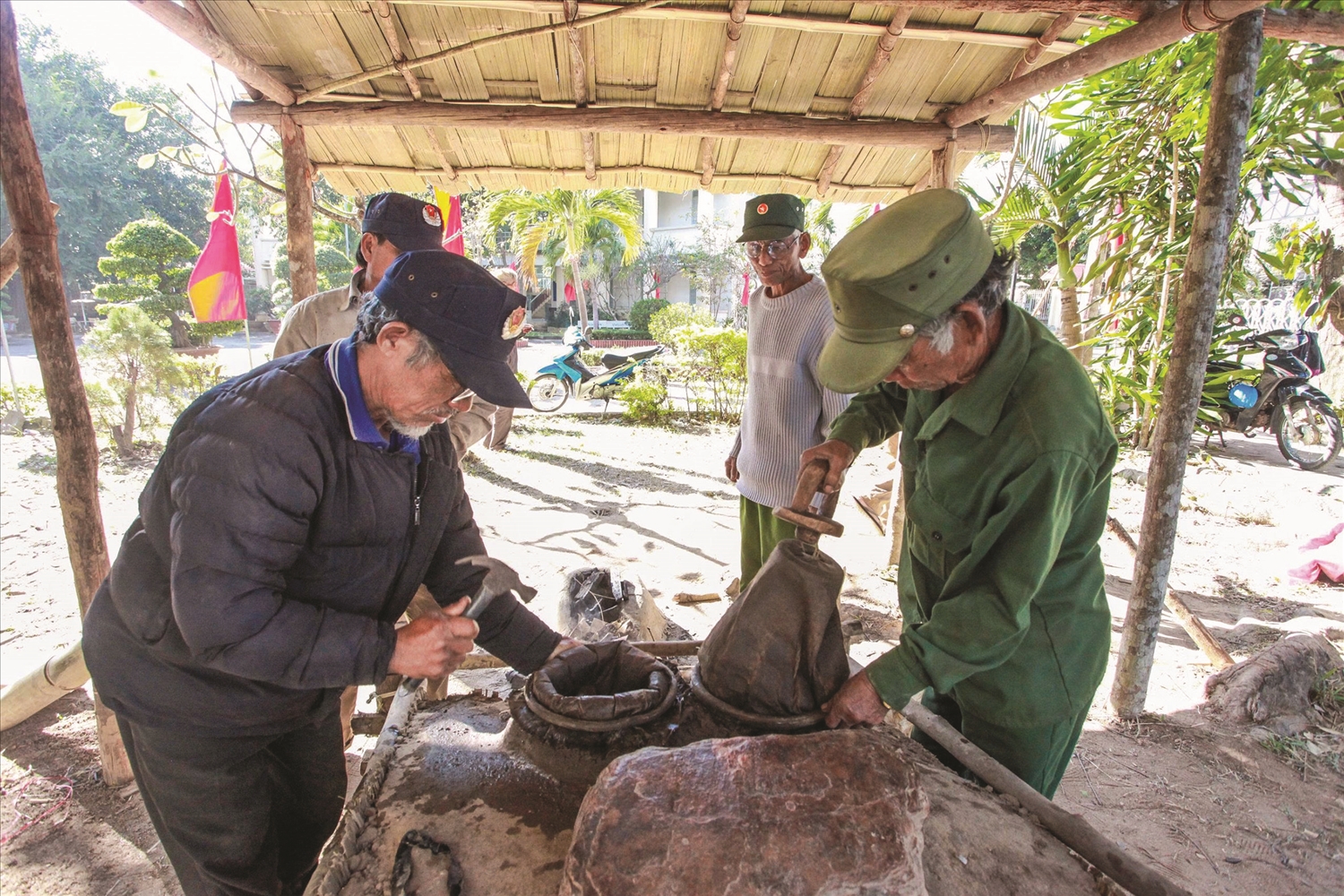 Lò rèn Tơ Niam Dup - Điểm nhấn độc đáo trong văn hóa của người Xơ Đăng Lò rèn Tơ Niam Dup - Điểm nhấn độc đáo trong văn hóa của người Xơ Đăng