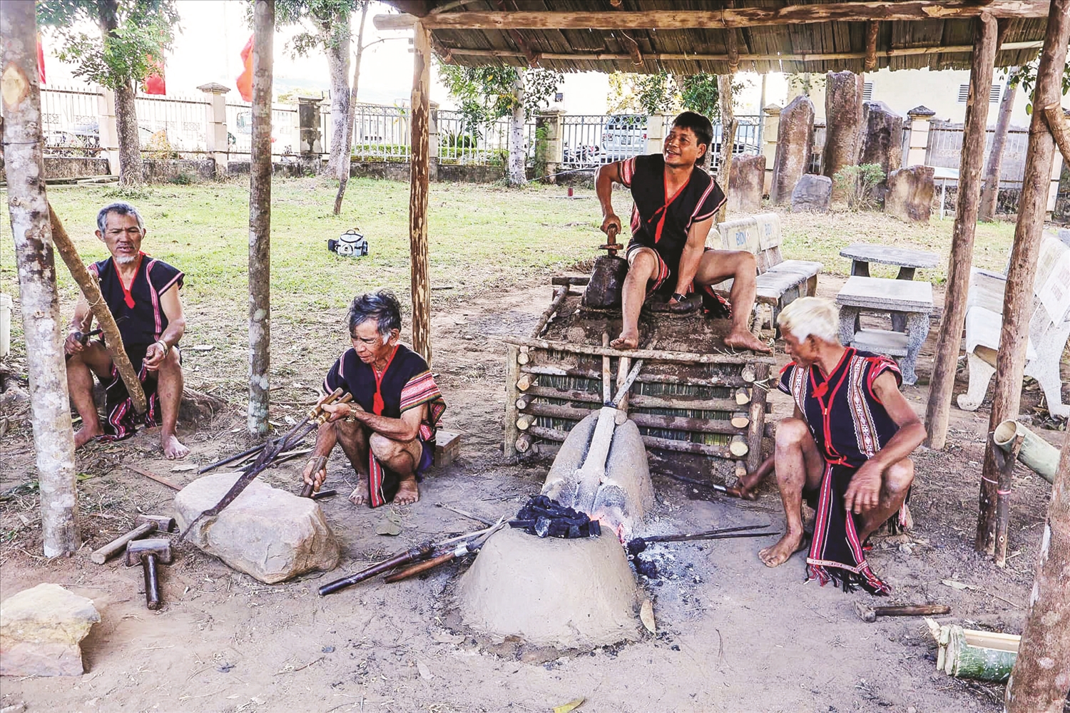 Lò rèn Tơ Niam Dup - Điểm nhấn độc đáo trong văn hóa của người Xơ Đăng Lò rèn Tơ Niam Dup - Điểm nhấn độc đáo trong văn hóa của người Xơ Đăng