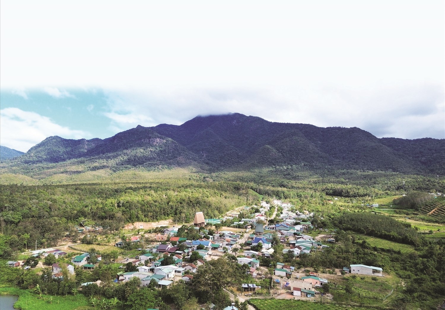 Ngôi làng cổ dưới chân núi Chư Mom Ray