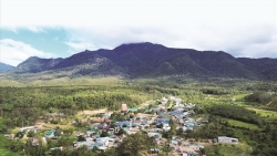 Ngôi làng cổ dưới chân núi Chư Mom Ray