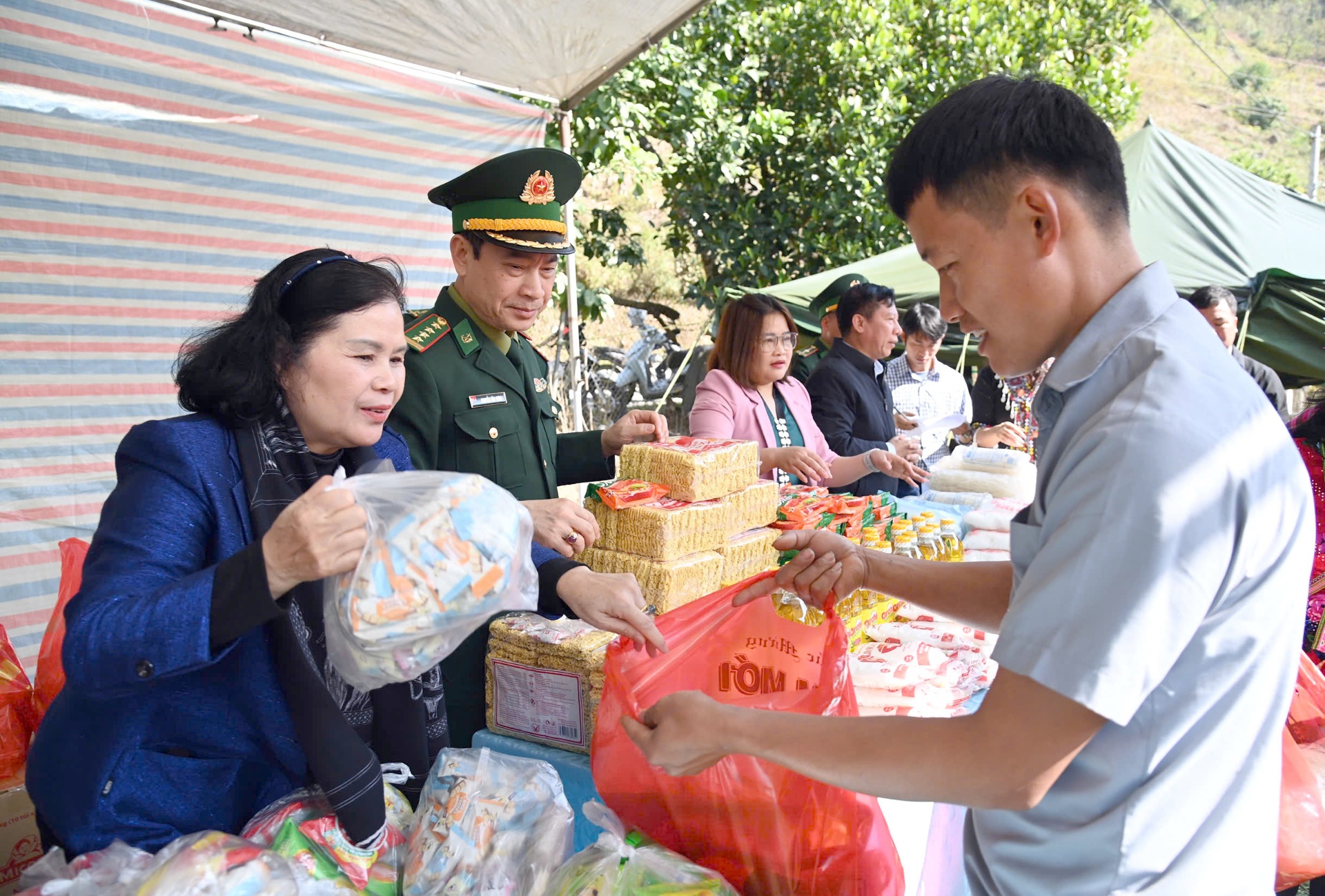 Lai Châu: Chương trình “Xuân Biên phòng ấm lòng dân bản” Lai Châu: Chương trình “Xuân Biên phòng ấm lòng dân bản”