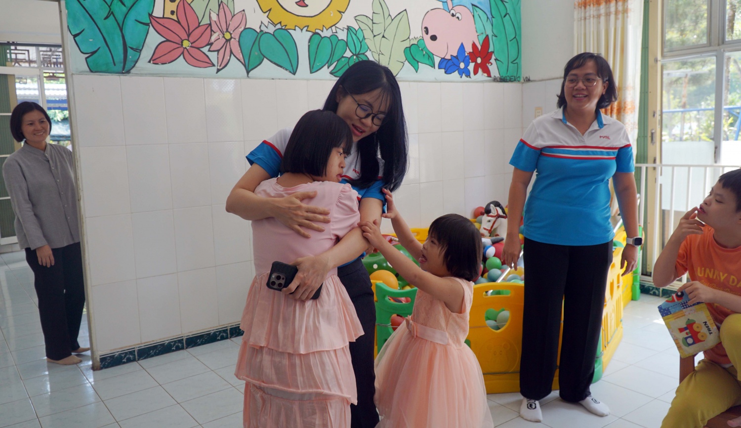 PVOIL mang Xuân ấm ấp đến với các Mẹ Việt Nam Anh hùng và trẻ em khuyết tật tại TP. Hồ Chí Minh PVOIL mang Xuân ấm ấp đến với các Mẹ Việt Nam Anh hùng và trẻ em khuyết tật tại TP. Hồ Chí Minh