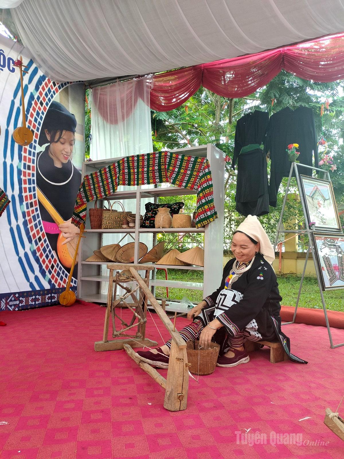 Tuyên Quang: Người phụ nữ Dao tiền nhuộm chàm vào Xuân Tuyên Quang: Người phụ nữ Dao tiền nhuộm chàm vào Xuân