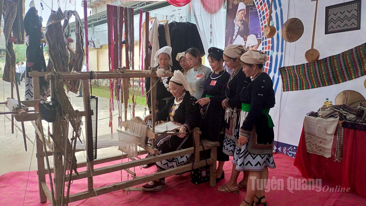 Tuyên Quang: Người phụ nữ Dao tiền nhuộm chàm vào Xuân Tuyên Quang: Người phụ nữ Dao tiền nhuộm chàm vào Xuân