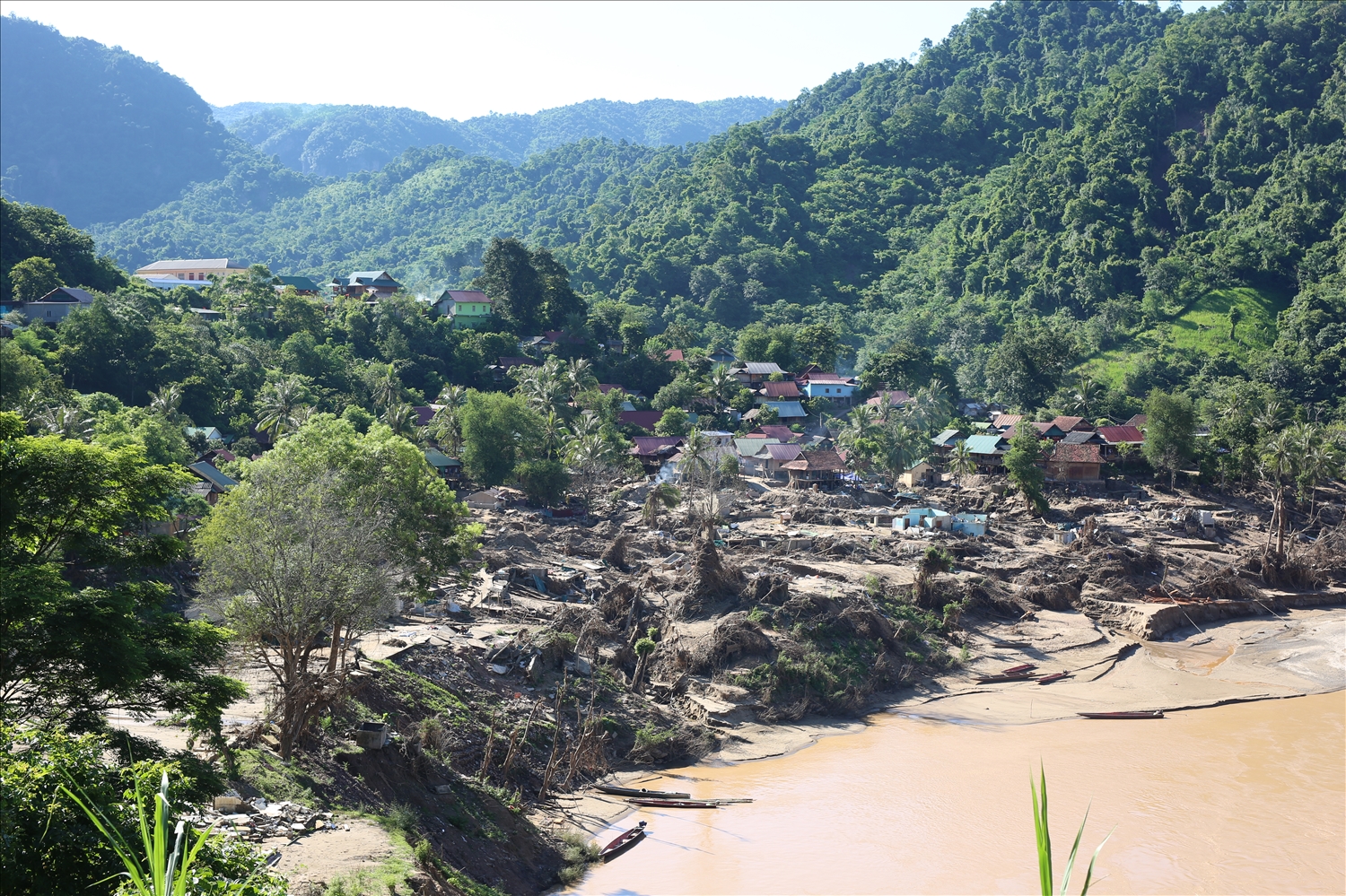 Nghĩa tình dòng Lam