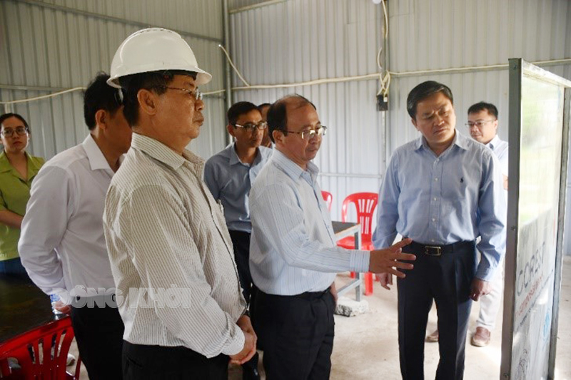 Ủy viên Trung ương Đảng - Bí thư Tỉnh ủy Lê Đức Thọ kiểm tra tiến độ thi công Dự án Đầu tư xây dựng cơ sở hạ tầng khu tái định cư phục vụ Khu công nghiệp Phú Thuận.