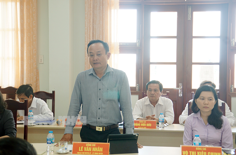 Chủ tịch UBND huyện Lê Văn Nhân thông tin thêm một số tình hình phát triển kinh tế - xã hội địa phương.