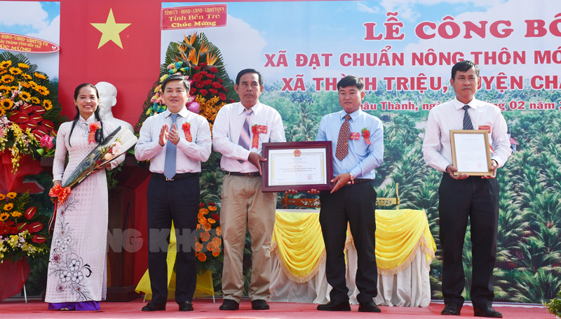 Bí thư Tỉnh ủy Lê Đức Thọ trao bằng công nhận Thành triệu đạt chuẩn xã NTM nâng cao.