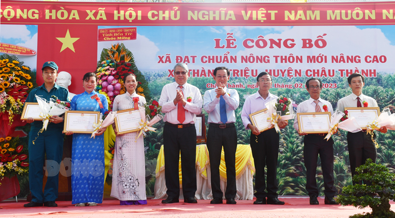 Trưởng ban Tuyên giáo Tỉnh uỷ Cao văn Dũng, Phó chủ tịch UBND tỉnh Phạm Minh Cảnh trao bằng khen cho các tập thể tiêu biểu.