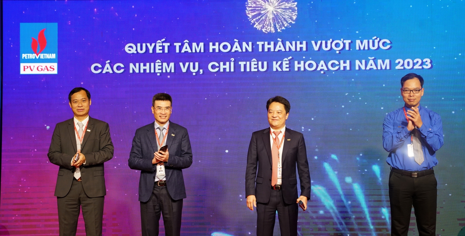 Đồng chí Trần Xuân Thành – Chủ tịch Công đoàn PV GAS (trái) cùng các lãnh đạo PV GAS khởi động phong trào thi đua, quyết tâm hoàn thành nhiệm vụ Năm 2023