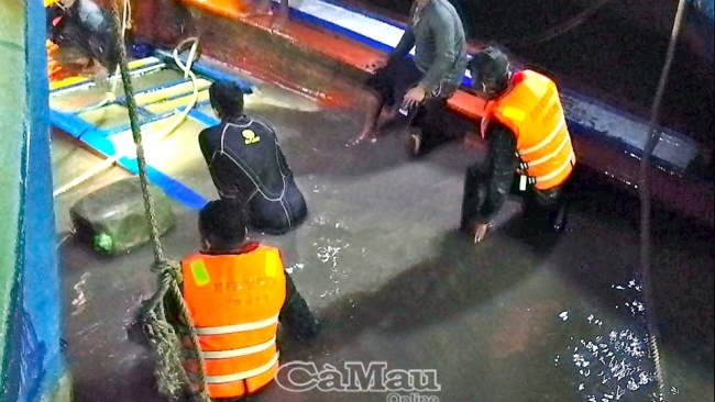 Cà Mau: Huy động lực lượng cứu hộ tàu cá gặp nạn trên biển