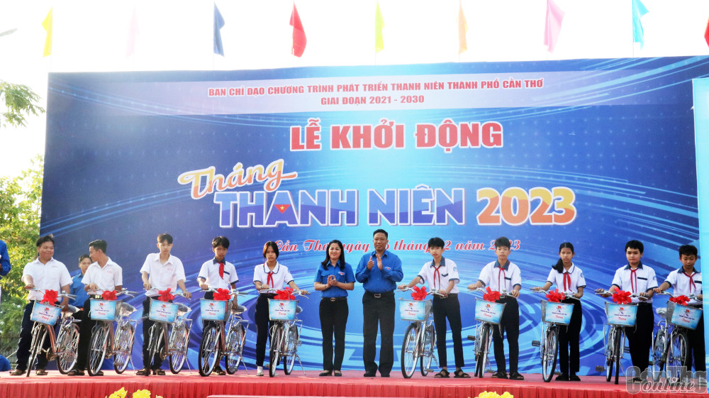 Đồng chí Nguyễn Thực Hiện, Phó Chủ tịch UBND TP Cần Thơ và lãnh đạo Thành đoàn Cần Thơ tặng xe đạp cho học sinh có hoàn cảnh khó khăn trên địa bàn huyện Thới Lai.