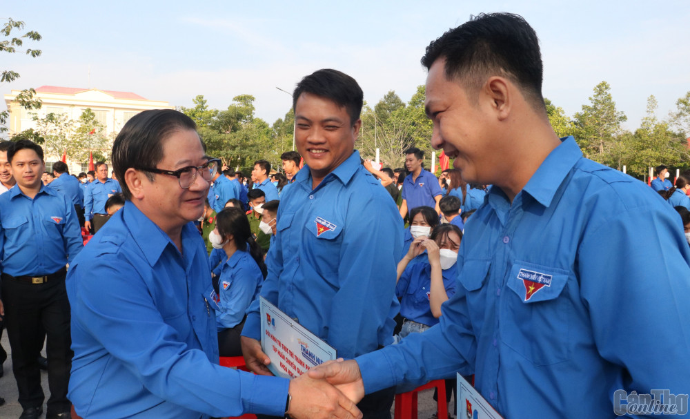Đồng chí Trần Việt Trường, Phó Bí thư Thành ủy, Chủ tịch UBND TP Cần Thơ động viên đoàn viên, thanh niên triển khai thành công Tháng Thanh niên năm 2023.