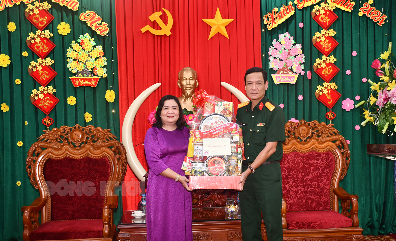 Quyền Bí thư Tỉnh ủy - Chủ tịch HĐND tỉnh Hồ Thị Hoàng Yến trao quà cho Bộ Chỉ huy Quân sự tỉnh