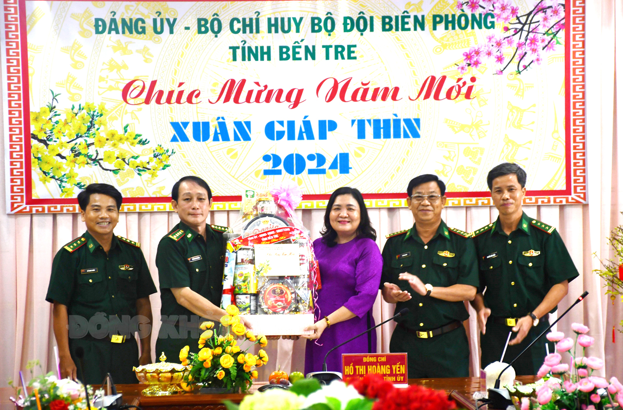 Quyền Bí thư Tỉnh ủy - Chủ tịch HĐND tỉnh Hồ Thị Hoàng Yến trao quà cho Bộ Chỉ huy Bộ đội Biên phòng tỉnh.