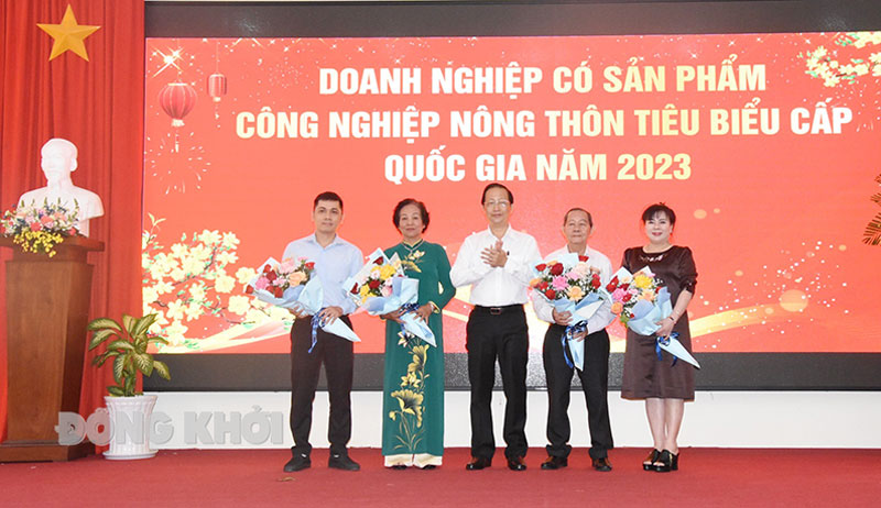 Phó chủ tịch Thường trực UBND tỉnh Nguyễn Trúc Sơn trao hoa biểu dương các doanh nghiệp có sản phẩm công nghiệp nông thôn tiêu biểu cấp Quốc gia năm 2023.