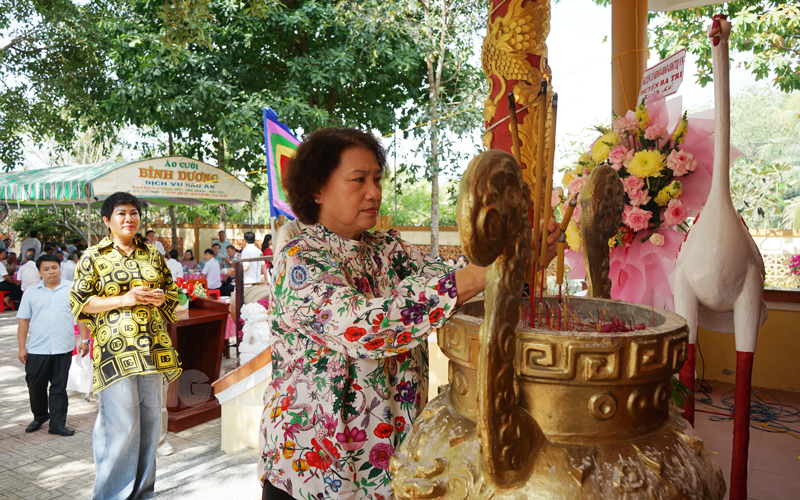 Nguyên Ủy viên Bộ Chính trị, nguyên Chủ tịch Quốc hội Nguyễn Thị Kim Ngân dâng hương tại đền thờ cụ Tán Kế - Lê Quang Quan.
