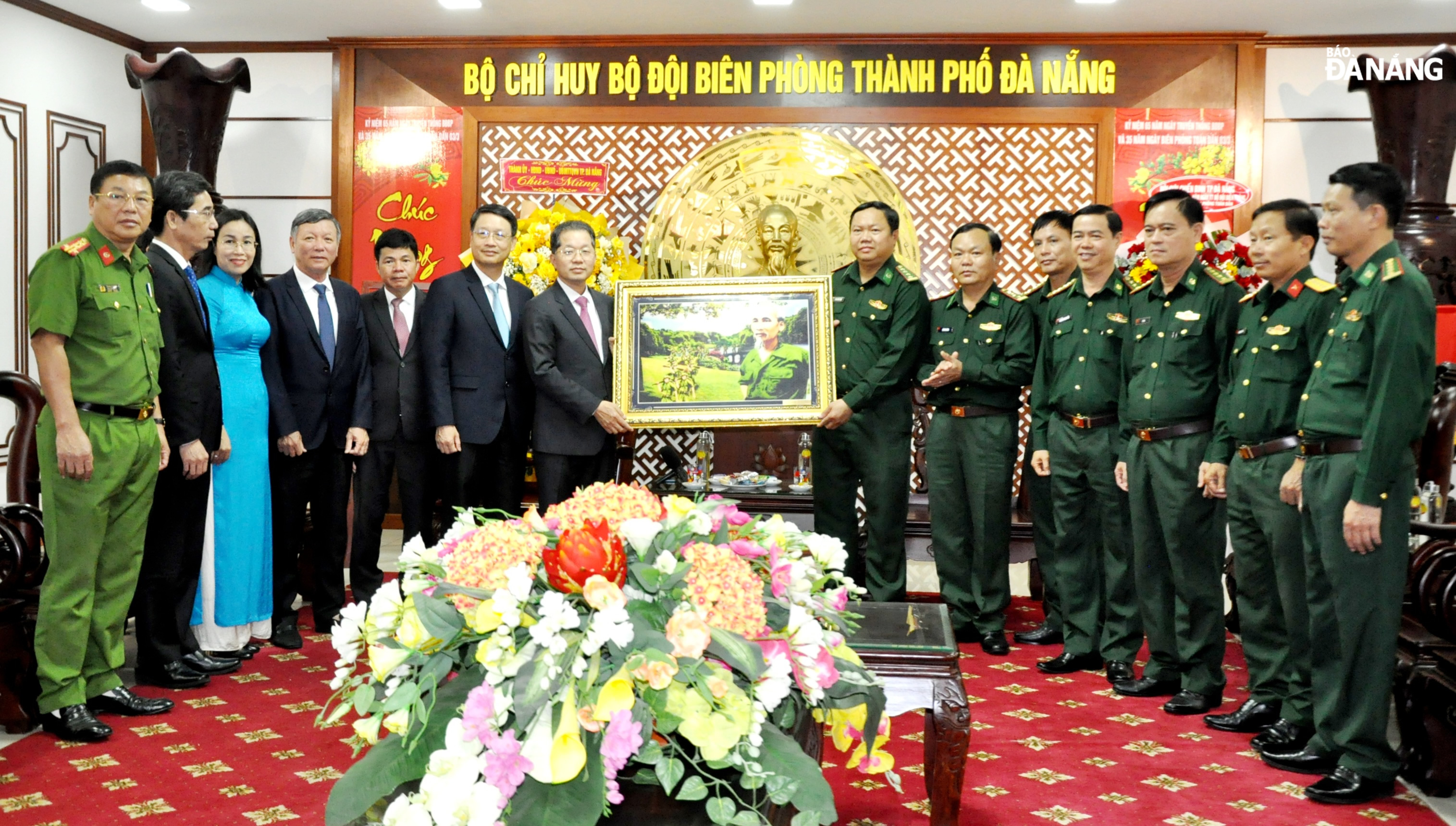 Bí thư Thành ủy Nguyễn Văn Quảng (thứ 7, bên trái sang) tặng quà lưu niệm cho Đảng ủy, Bộ Chỉ huy Bộ đội Biên phòng thành phố. Ảnh: LÊ HÙNG