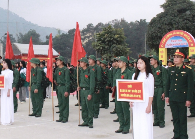 Thanh niên Hà Giang nô nức lên đường nhập ngũ