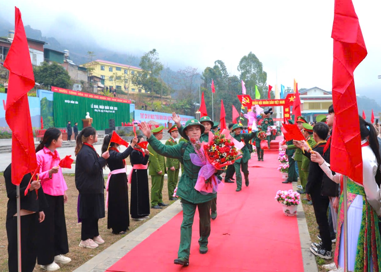 Thanh niên Hà Giang nô nức lên đường nhập ngũ