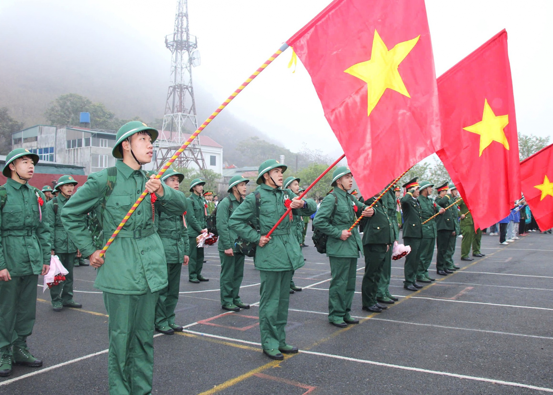 Thanh niên Hà Giang nô nức lên đường nhập ngũ