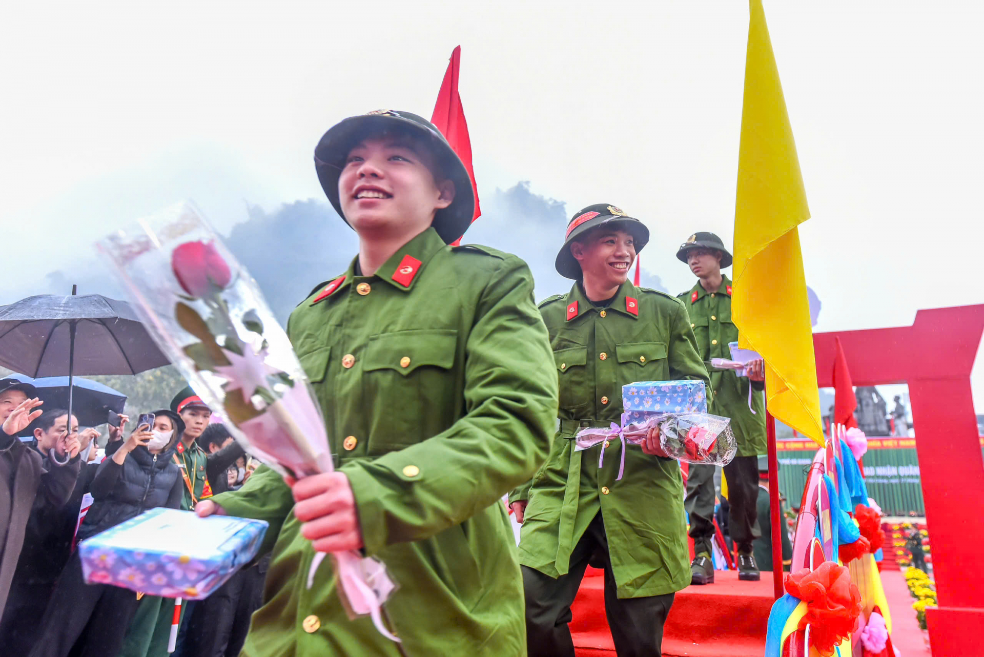 Thanh niên Hà Giang nô nức lên đường nhập ngũ