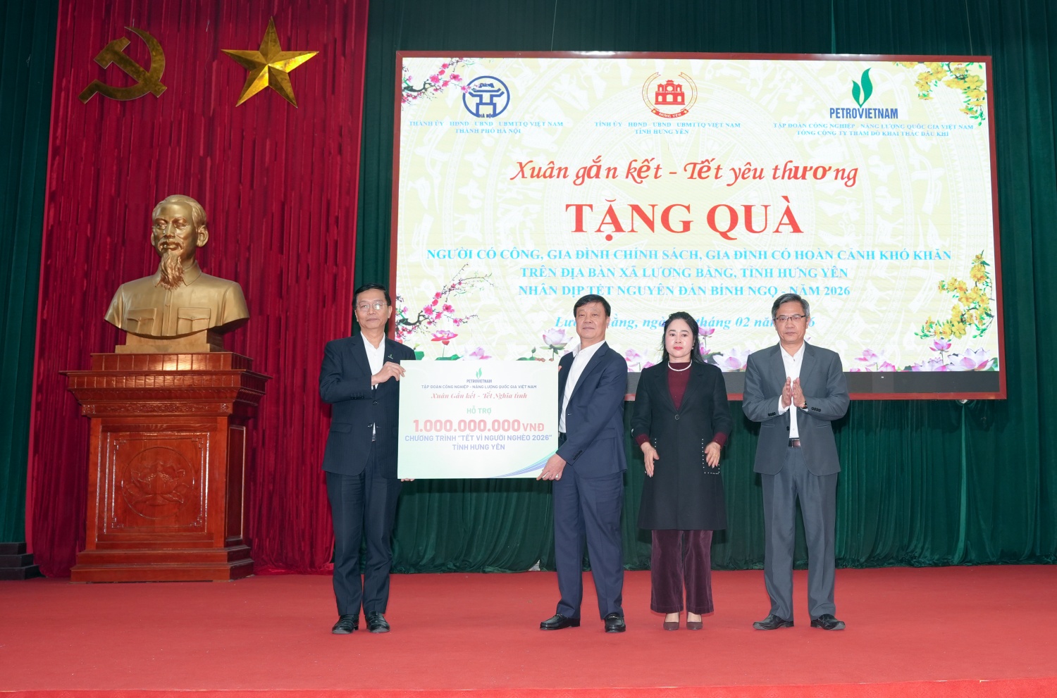 Petrovietnam mang “Xuân Gắn kết - Tết Nghĩa tình” đến với bà con xã Lương Bằng (Hưng Yên) Petrovietnam mang “Xuân Gắn kết - Tết Nghĩa tình” đến với bà con xã Lương Bằng (Hưng Yên)