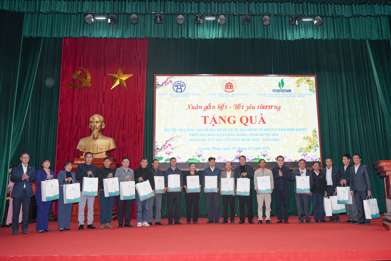 Petrovietnam mang “Xuân Gắn kết - Tết Nghĩa tình” đến với bà con xã Lương Bằng (Hưng Yên) Petrovietnam mang “Xuân Gắn kết - Tết Nghĩa tình” đến với bà con xã Lương Bằng (Hưng Yên)
