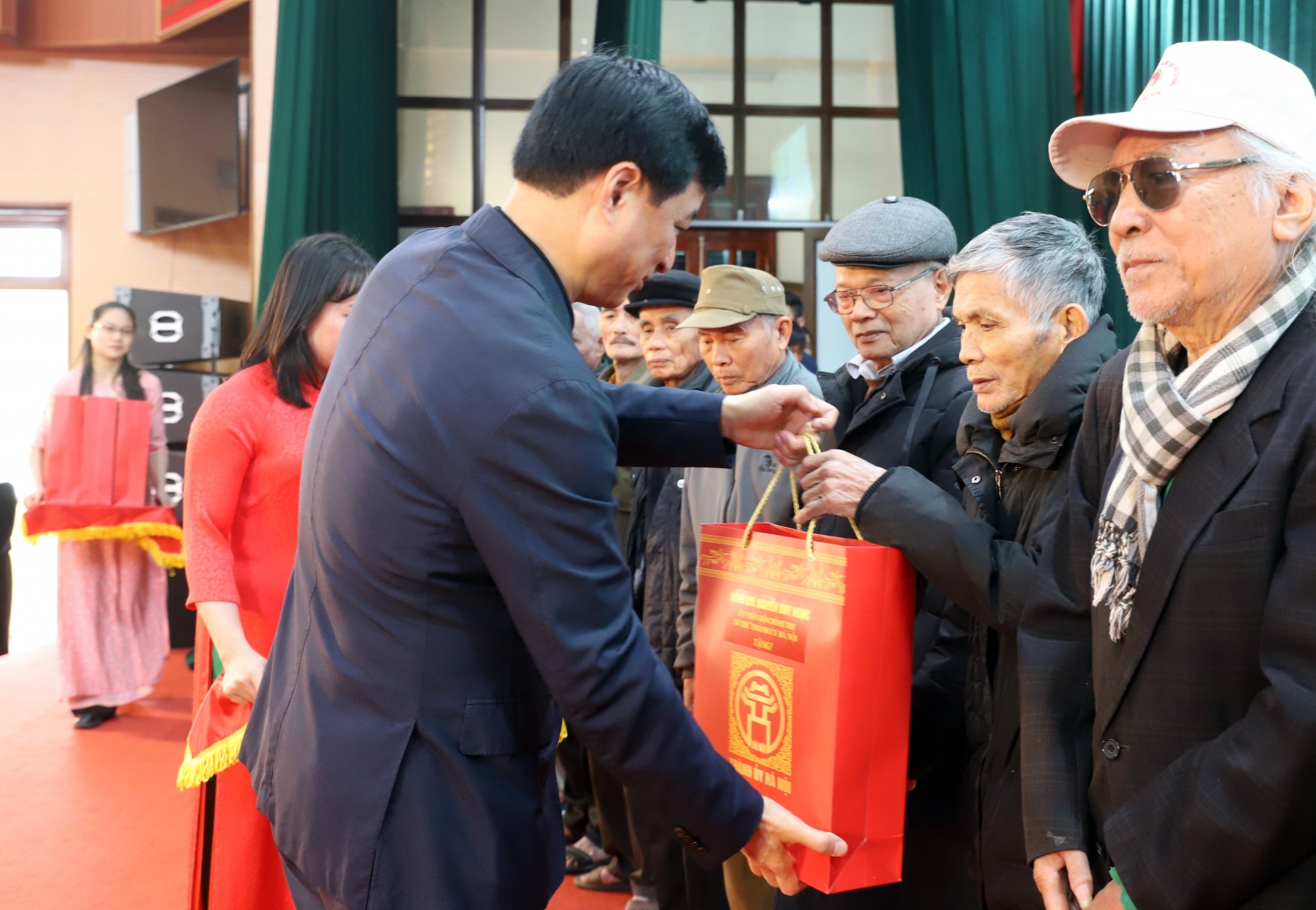 Petrovietnam mang “Xuân Gắn kết - Tết Nghĩa tình” đến với bà con xã Lương Bằng (Hưng Yên) Petrovietnam mang “Xuân Gắn kết Tết Nghĩa tình” đến với bà con xã Lương Bằng (Hưng Yên)