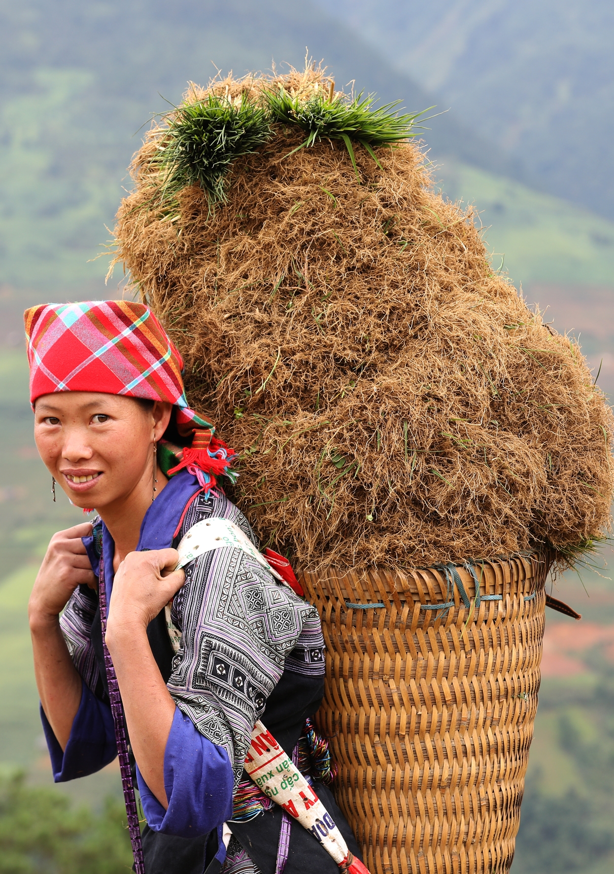 Lu cở   Biểu tượng văn hóa trong cuộc sống của phụ nữ Mông Tây Bắc