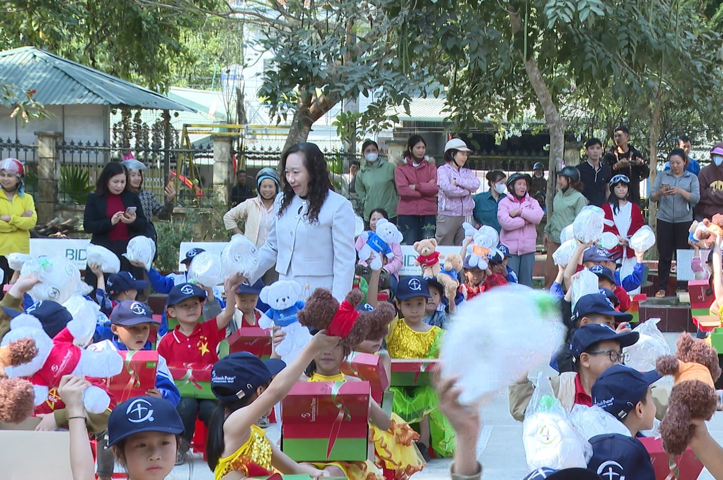 Lai Châu: Chương trình “Mở hộp đón niềm vui”