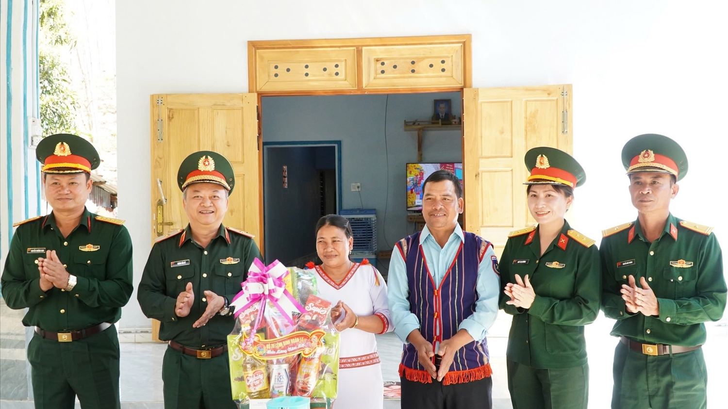 Xuân biên giới thắm tình quân dân