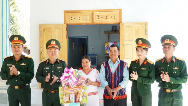 Xuân biên giới thắm tình quân dân