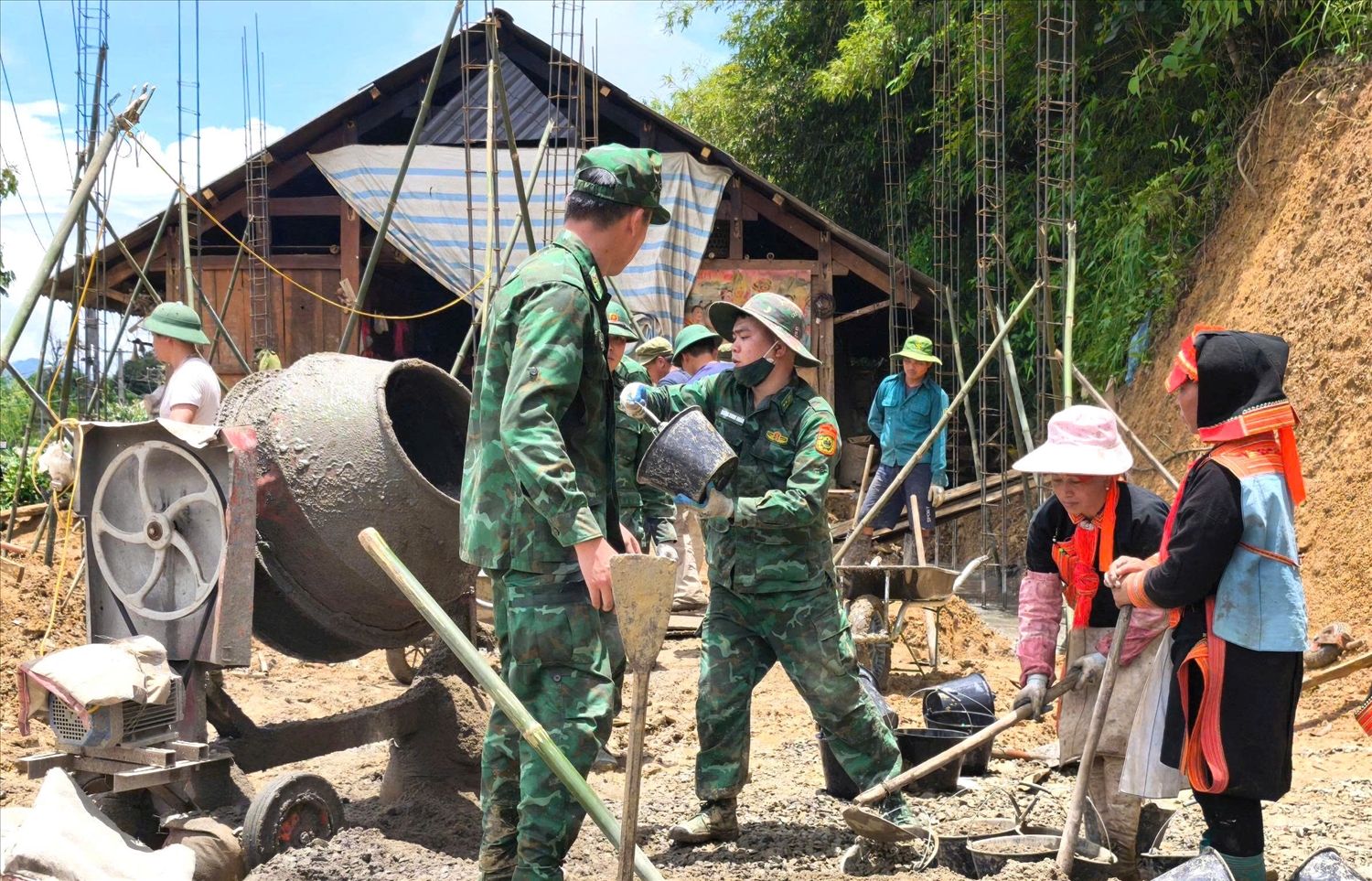 Tết này hộ nghèo ấm trong nhà mới
