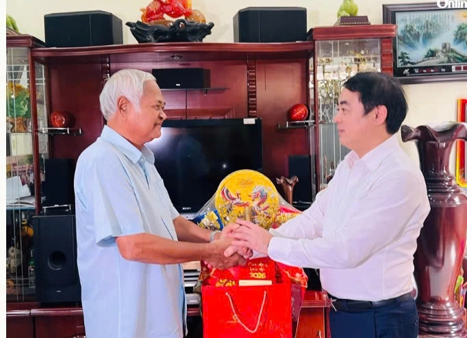 Bí thư Tỉnh ủy Khánh Hòa Nghiêm Xuân Thành thăm, chúc Tết gia đình các đồng chí nguyên lãnh đạo tỉnh