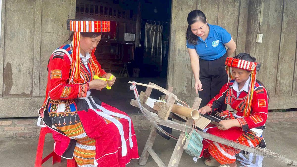 Tuyên Quang: Giữ gìn trang phục truyền thống