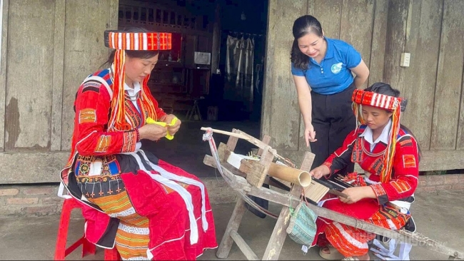 Tuyên Quang: Giữ gìn trang phục truyền thống