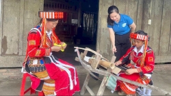 Tuyên Quang: Giữ gìn trang phục truyền thống