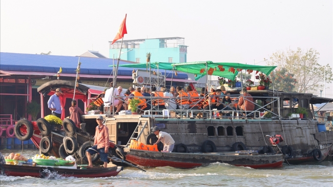 Tết đặc biệt ở chợ nổi Cần Thơ