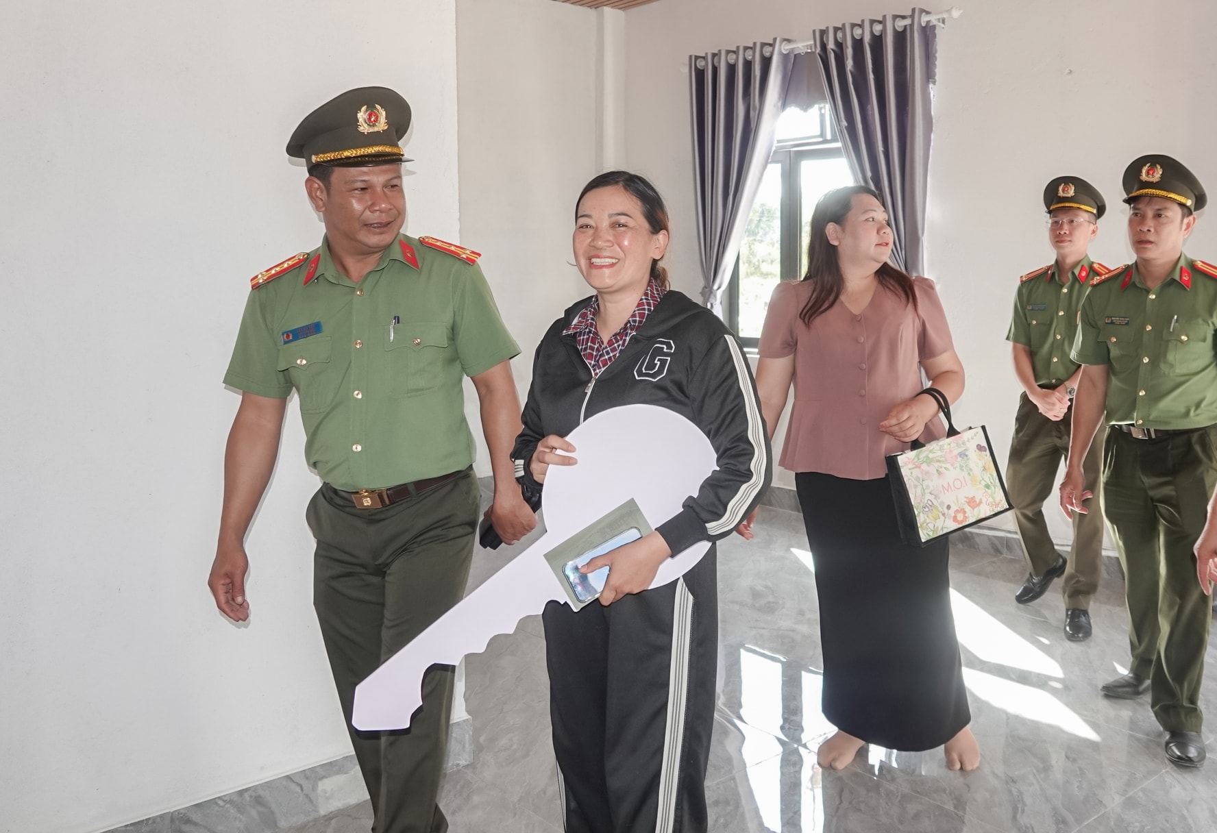 Lâm Đồng: Vì nhà dân cũng như nhà mình Lâm Đồng: Vì nhà dân cũng như nhà mình