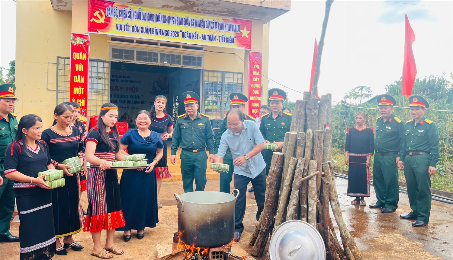 Tết về buôn làng Tết về buôn làng